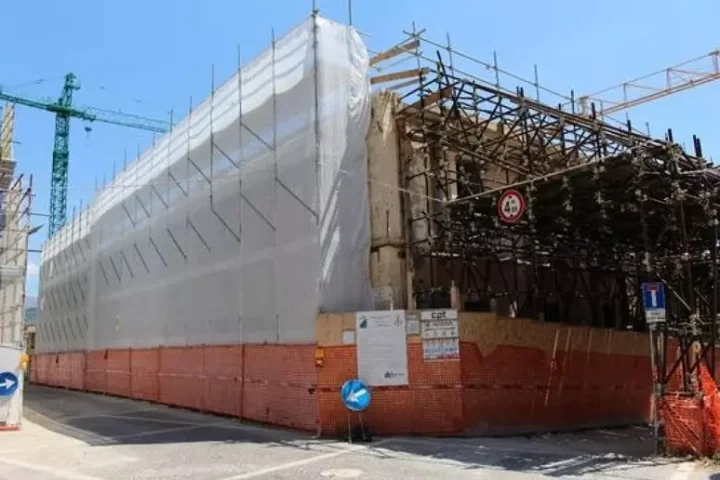 Un cantiere edile all’Aquila, simbolo della ricostruzione post-sisma che continua a sostenere il settore in controtendenza rispetto al calo registrato nelle altre province abruzzesi