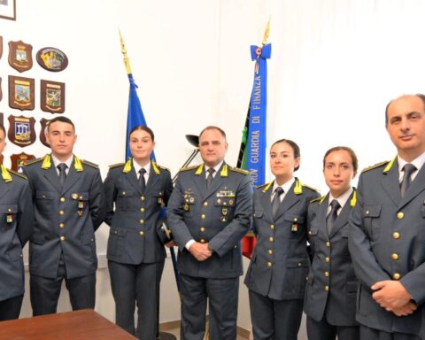 guardia di finanza, nuovi finanzieri a Pescara insieme al comandante Lopez, tutti in divisa
