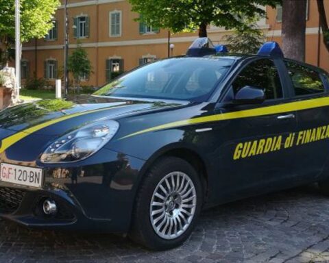 La guardia di Finanza di Padova ha eseguito una confisca di beni per 4.762.261 euro nei confronti di 4 imprenditori agricoli padovani condannati per aver ideato un sistema di frode ai danni dell'Ue. Coinvolta anche un’azienda agricola dell'Aquila