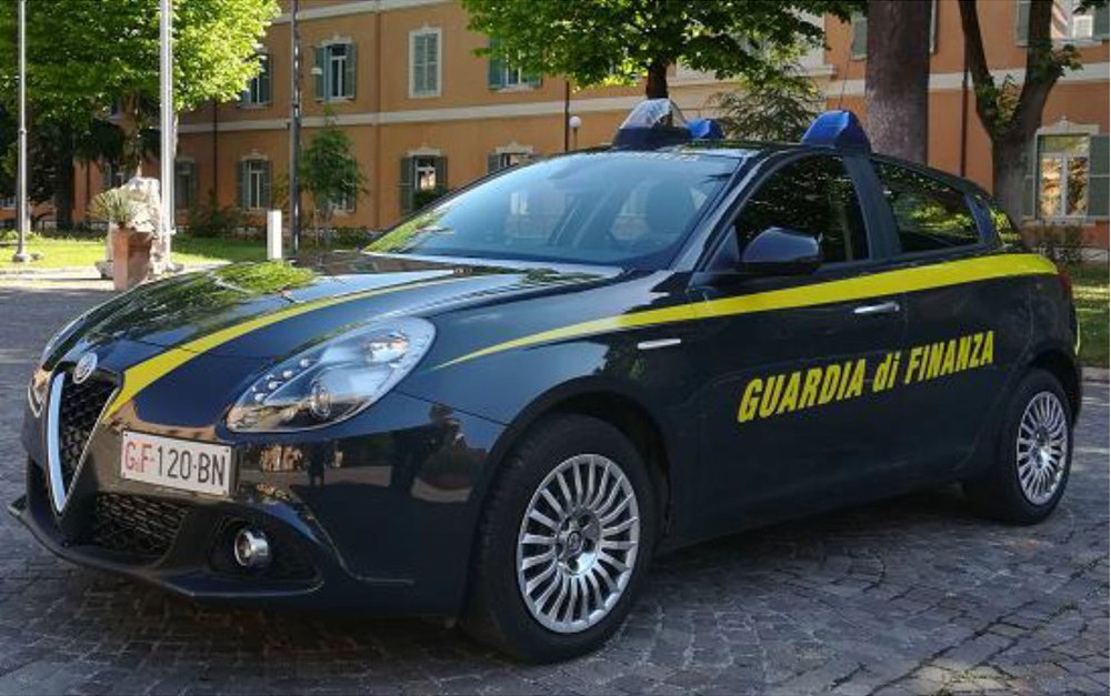 La guardia di Finanza di Padova ha eseguito una confisca di beni per 4.762.261 euro nei confronti di 4 imprenditori agricoli padovani condannati per aver ideato un sistema di frode ai danni dell'Ue. Coinvolta anche un’azienda agricola dell'Aquila