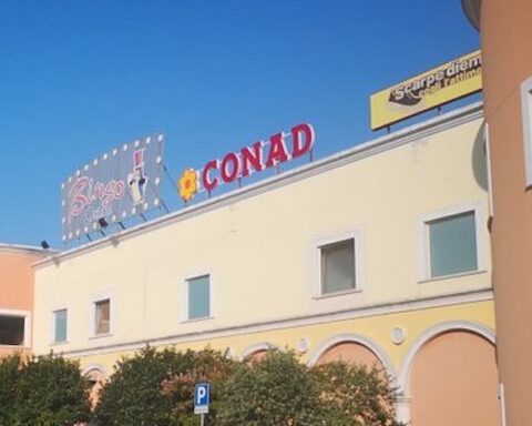 edificio centro commerciale Orione a Montesilvano con insegna supermercato e negozio