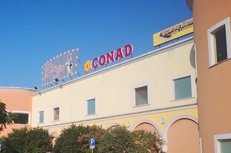 edificio centro commerciale Orione a Montesilvano con insegna supermercato e negozio