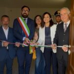 personalità tagliano il nastro e inaugurano la casa delle donne