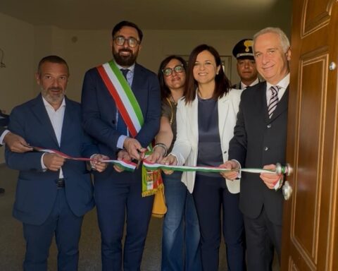 personalità tagliano il nastro e inaugurano la casa delle donne