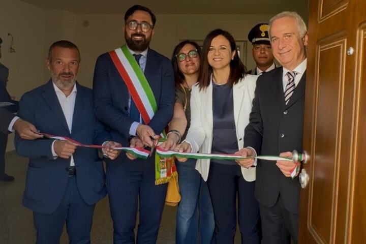 personalità tagliano il nastro e inaugurano la casa delle donne