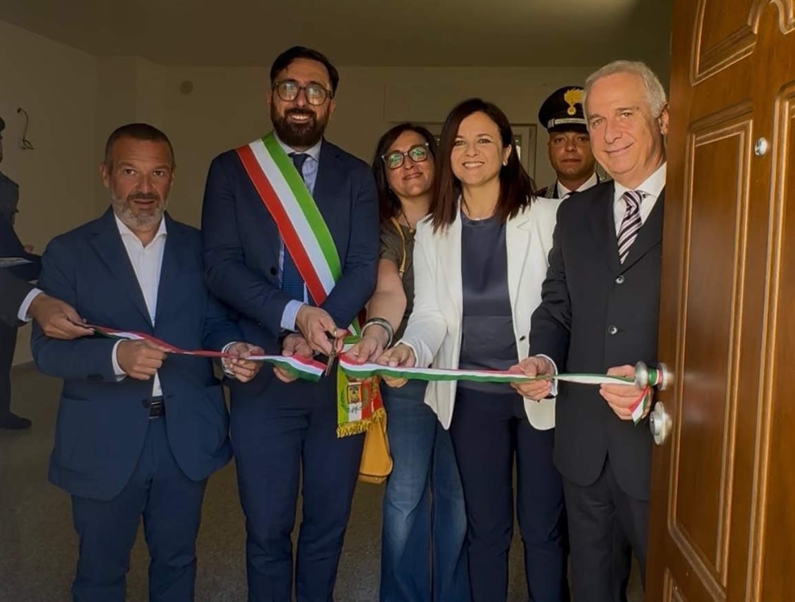 personalità tagliano il nastro e inaugurano la casa delle donne