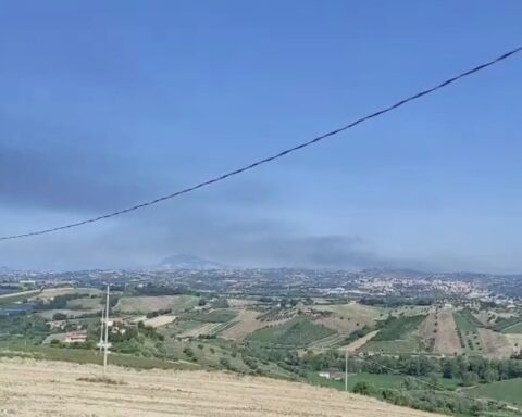 nube di fumo di un incendio visibile da teramo