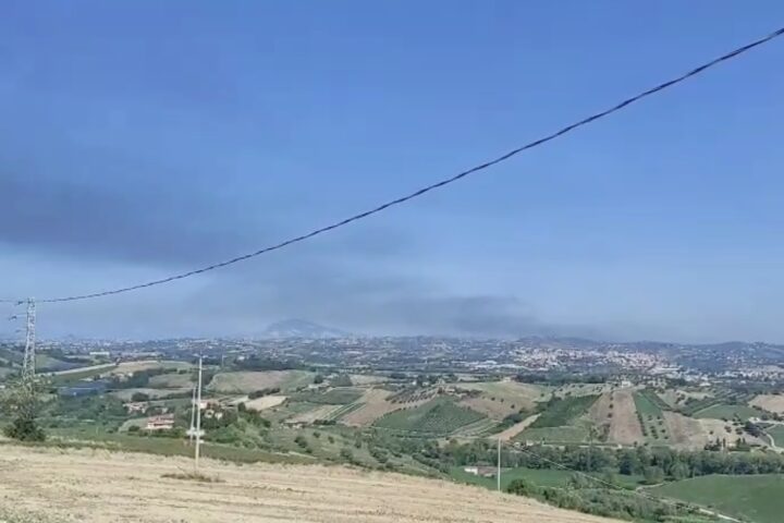 nube di fumo di un incendio visibile da teramo
