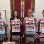 quattro persone mantengono delle locandine