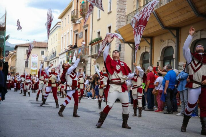 Perdonanza Celestiniana 2025: venerdì 22 ci sarà il passaggio di testimone tra i personaggi del Corteo dell Bolla