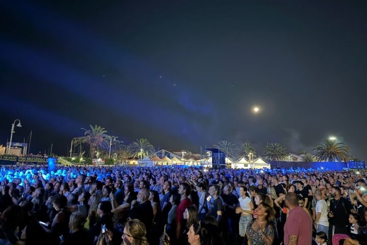 tanti spettatori al concerto dei planet funk al porto turistico di pescara