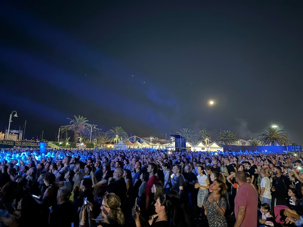 tanti spettatori al concerto dei planet funk al porto turistico di pescara
