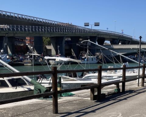 porto canale di pescara, molo con pescherecci attraccati