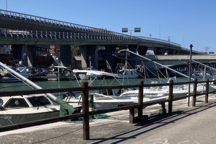 porto canale di pescara, molo con pescherecci attraccati