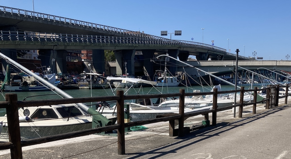 porto canale di pescara, molo con pescherecci attraccati