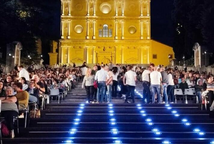 La Scalinata di San Bernardino, una delle due location principali della Perdonanza Celestiniana 2025, pronta ad accogliere concerti e gala internazionali di danza