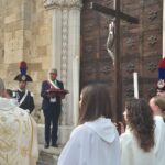 Tante le istituzioni presenti oltre ai numerosi fedeli: la tradizione si rinnova dal 1295, chi attraversa la porta può ottenere l'indulgenza