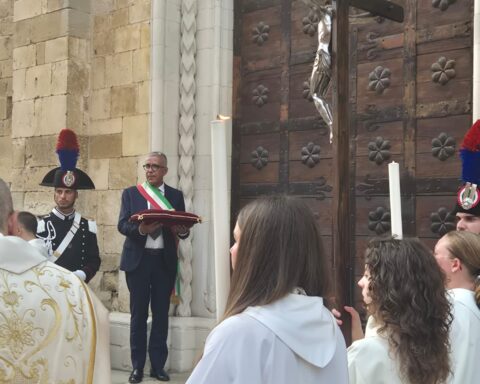 Tante le istituzioni presenti oltre ai numerosi fedeli: la tradizione si rinnova dal 1295, chi attraversa la porta può ottenere l'indulgenza