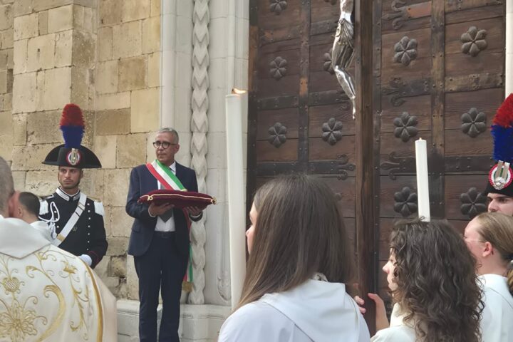 Tante le istituzioni presenti oltre ai numerosi fedeli: la tradizione si rinnova dal 1295, chi attraversa la porta può ottenere l'indulgenza