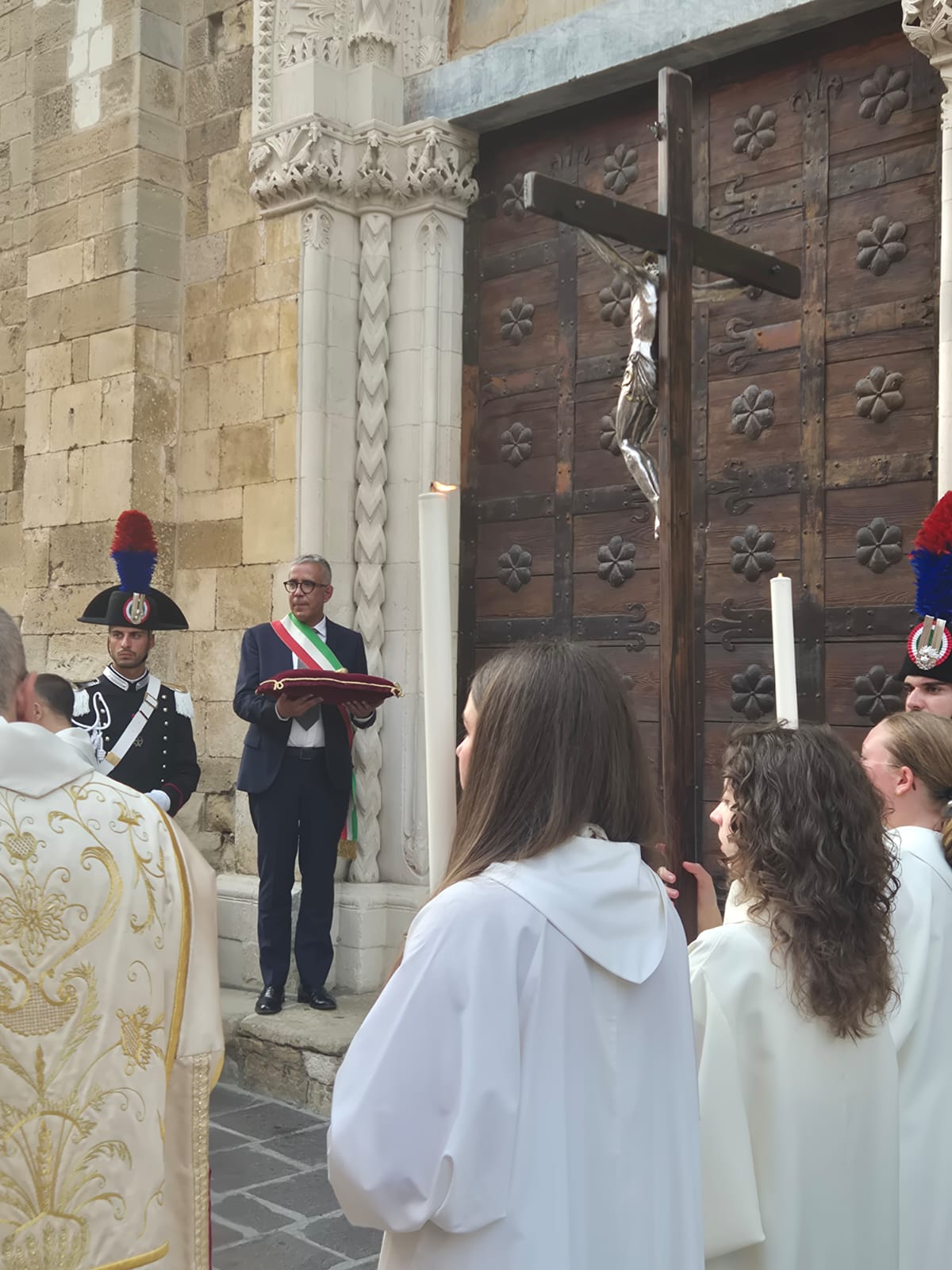 Tante le istituzioni presenti oltre ai numerosi fedeli: la tradizione si rinnova dal 1295, chi attraversa la porta può ottenere l'indulgenza