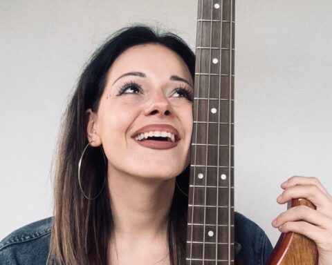 Alessandra dambra. volto di donna con chitarra