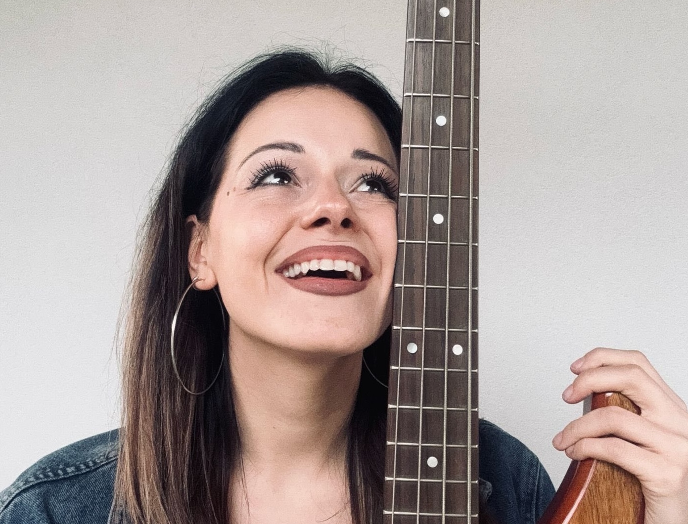 Alessandra dambra. volto di donna con chitarra