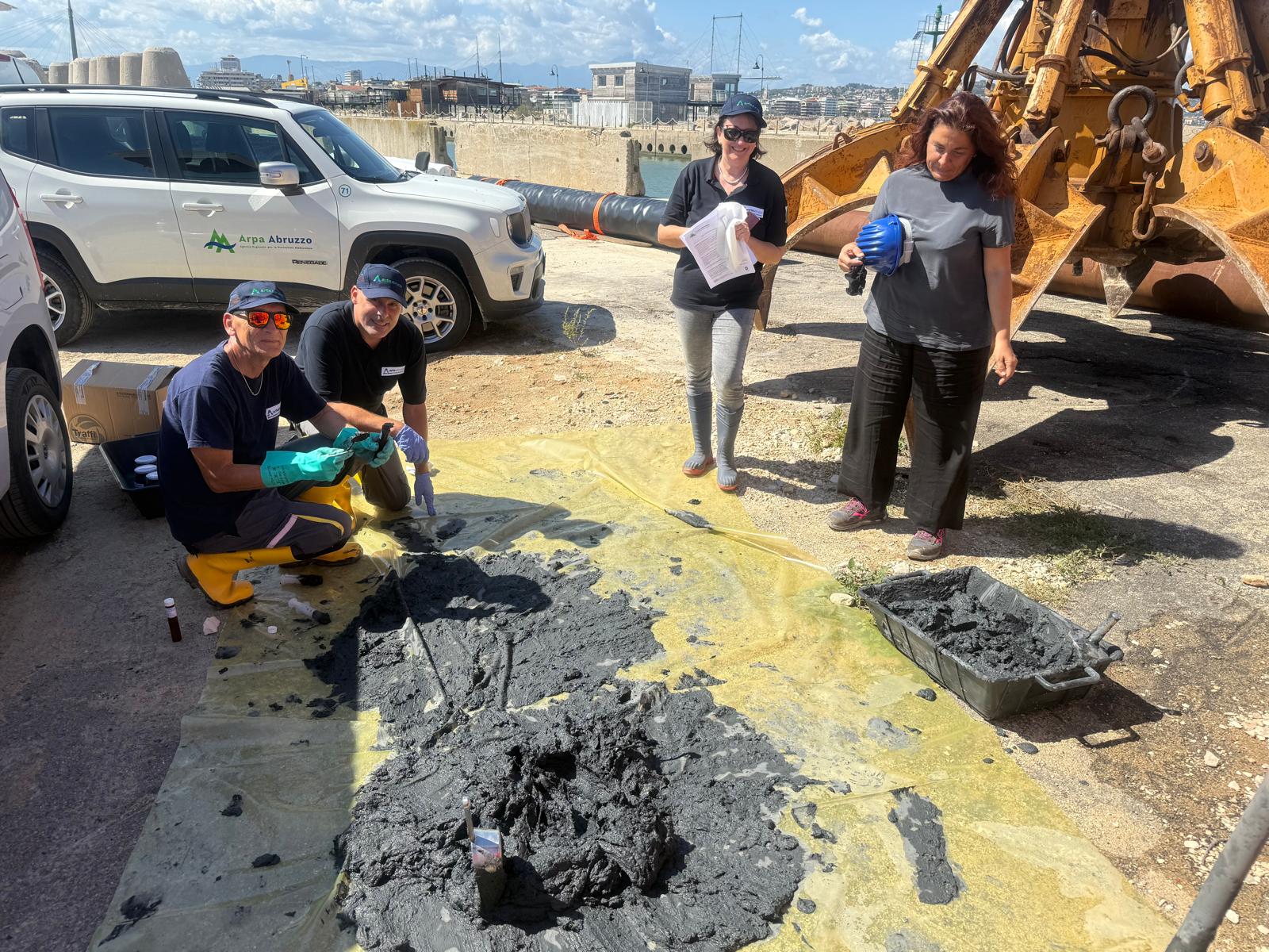 Tecnici di Arpa Abruzzo al lavoro durante le operazioni di campionamento dei sedimenti dragati al porto di Pescara.