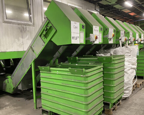 Linea di lavorazione nello stabilimento Aura dell’Aquila, specializzato nel trattamento e riciclo di Raee e cavi, al centro della vertenza sindacale