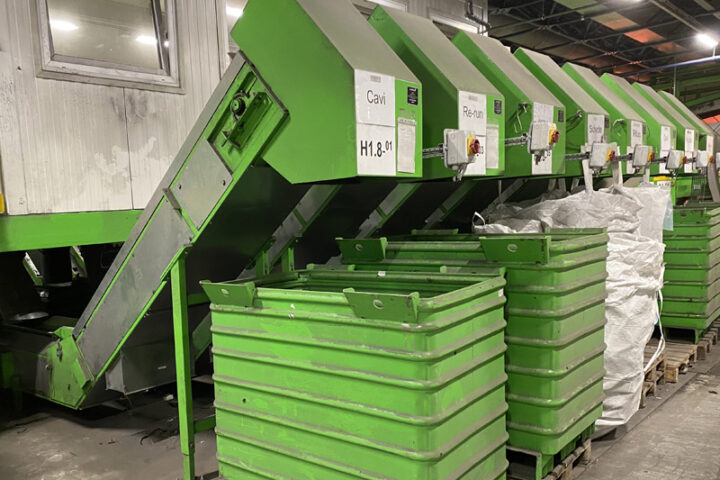 Linea di lavorazione nello stabilimento Aura dell’Aquila, specializzato nel trattamento e riciclo di Raee e cavi, al centro della vertenza sindacale