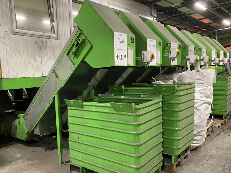 Linea di lavorazione nello stabilimento Aura dell’Aquila, specializzato nel trattamento e riciclo di Raee e cavi, al centro della vertenza sindacale