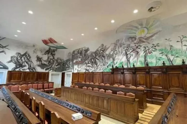 L’aula consiliare del Comune dell’Aquila rimasta vuota: la seduta è saltata per mancanza del numero legale, con soli 15 consiglieri presenti