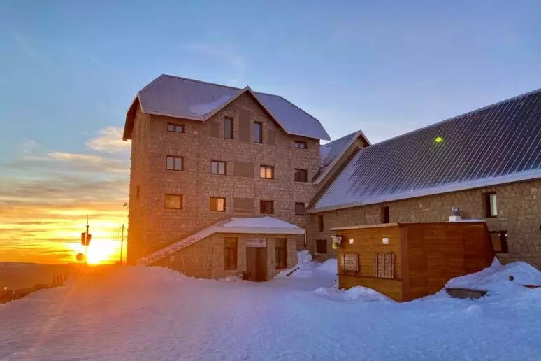 Tramonto innevato sul massiccio del Gran Sasso, al centro di interventi da oltre un milione di euro per ostello e tunnel di collegamento tra Albergo e funivia.