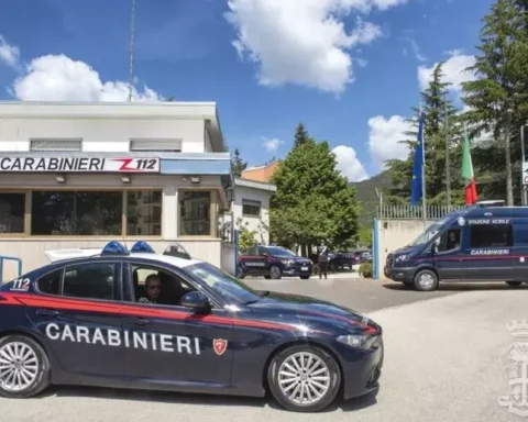 La caserma dei Carabinieri dell'Aquila con auto e stazione mobile schierate. L’Arma è stata protagonista dei controlli straordinari in provincia dell’Aquila, con denunce per droga, ricettazione e violazioni alla guida.