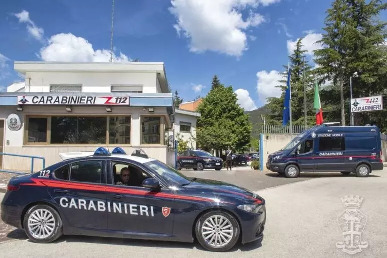 La caserma dei Carabinieri dell'Aquila con auto e stazione mobile schierate. L’Arma è stata protagonista dei controlli straordinari in provincia dell’Aquila, con denunce per droga, ricettazione e violazioni alla guida.