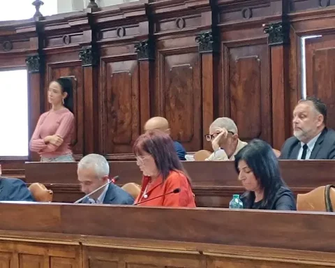 Un momento della seduta del Consiglio comunale dell’Aquila. In aula è andato in scena lo scontro politico sull’ordine del giorno dedicato a Gaza, respinto dalla maggioranza di centrodestra