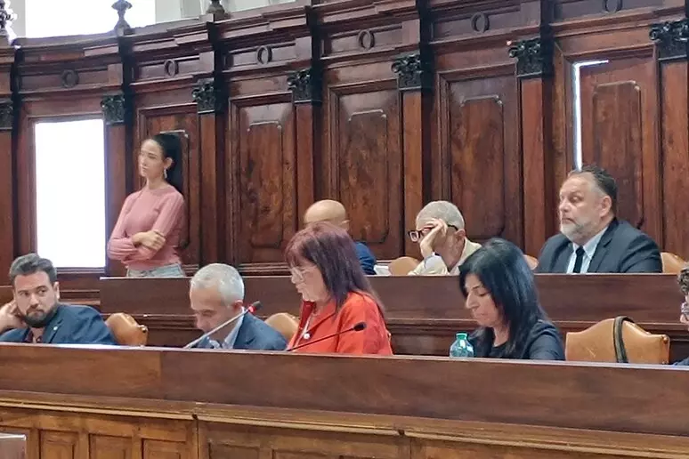 Un momento della seduta del Consiglio comunale dell’Aquila. In aula è andato in scena lo scontro politico sull’ordine del giorno dedicato a Gaza, respinto dalla maggioranza di centrodestra