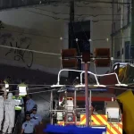 Squadre di soccorso e forze dell’ordine al lavoro nella stretta Rua da Glória, davanti ai resti della funicolare deragliata. Sul posto vigili del fuoco, ambulanze e tecnici impegnati nelle operazioni di recupero