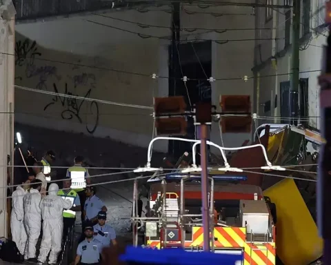 Squadre di soccorso e forze dell’ordine al lavoro nella stretta Rua da Glória, davanti ai resti della funicolare deragliata. Sul posto vigili del fuoco, ambulanze e tecnici impegnati nelle operazioni di recupero