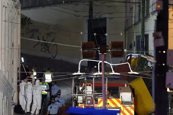 Squadre di soccorso e forze dell’ordine al lavoro nella stretta Rua da Glória, davanti ai resti della funicolare deragliata. Sul posto vigili del fuoco, ambulanze e tecnici impegnati nelle operazioni di recupero
