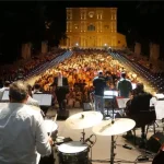 Un concerto serale della rassegna jazz all’Aquila, con la scalinata di San Bernardino gremita di pubblico. La città si prepara ad accogliere oltre 300 artisti per l’XI edizione del festival