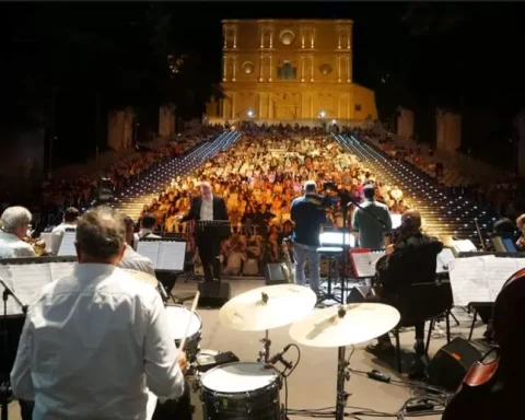 Un concerto serale della rassegna jazz all’Aquila, con la scalinata di San Bernardino gremita di pubblico. La città si prepara ad accogliere oltre 300 artisti per l’XI edizione del festival