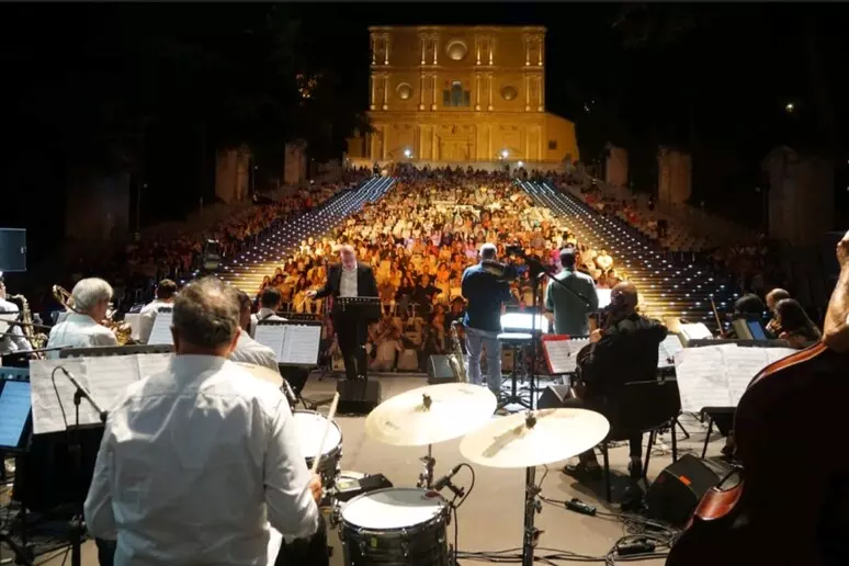 Un concerto serale della rassegna jazz all’Aquila, con la scalinata di San Bernardino gremita di pubblico. La città si prepara ad accogliere oltre 300 artisti per l’XI edizione del festival