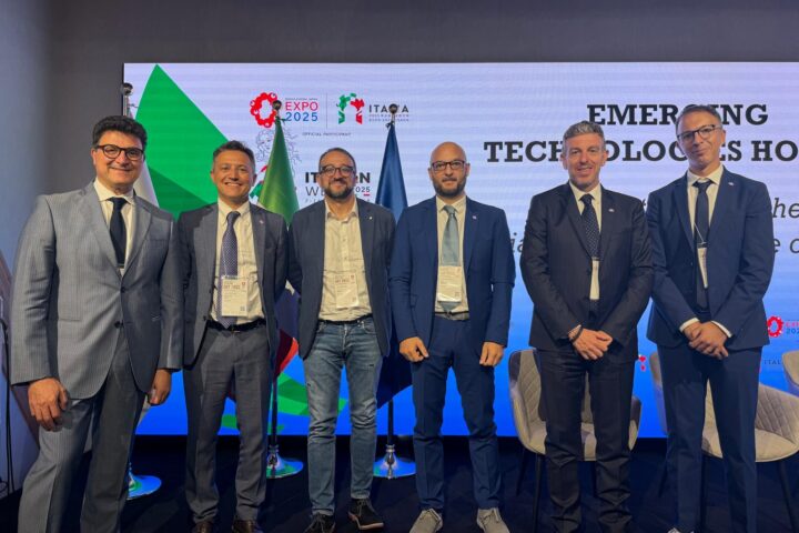 La delegazione aquilana all’Expo 2025 di Osaka durante la “Italian Week” al Padiglione Italia, con la presentazione del progetto Cte Sicura. Un momento della partecipazione istituzionale dedicata all’innovazione post-sisma
