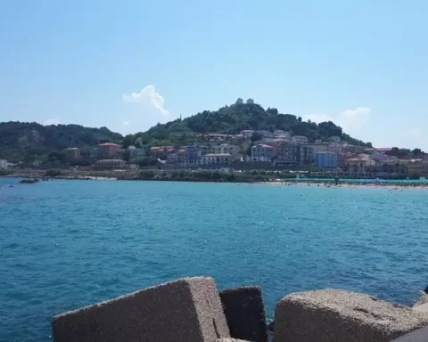 La costa di Ortona, interessata dai recenti campionamenti di Arpa Abruzzo che hanno segnalato la presenza della microalga tossica Ostreopsis ovata