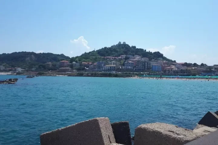 La costa di Ortona, interessata dai recenti campionamenti di Arpa Abruzzo che hanno segnalato la presenza della microalga tossica Ostreopsis ovata