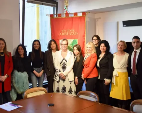 Nella foto, la presidente della Commissione Pari Opportunità della Regione Abruzzo, Rosa Pestilli (al centro), insieme alle componenti dell’organismo regionale impegnato sul fronte della parità di genere e della lotta alla violenza.
