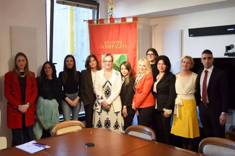 Nella foto, la presidente della Commissione Pari Opportunità della Regione Abruzzo, Rosa Pestilli (al centro), insieme alle componenti dell’organismo regionale impegnato sul fronte della parità di genere e della lotta alla violenza.