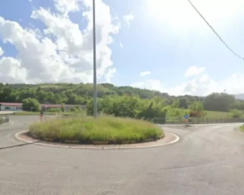 La foto mostra la rotatoria sulla provinciale “Amiternina” a Pagliare di Sassa, punto interessato dai lavori di messa in sicurezza. L’intervento riguarda l’area antistante la scuola “Gianni Rodari”, frequentata dagli alunni di tutto il comprensorio.