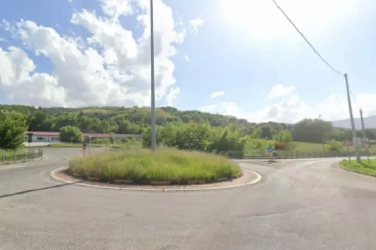 La foto mostra la rotatoria sulla provinciale “Amiternina” a Pagliare di Sassa, punto interessato dai lavori di messa in sicurezza. L’intervento riguarda l’area antistante la scuola “Gianni Rodari”, frequentata dagli alunni di tutto il comprensorio.