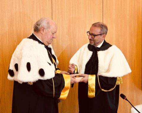 Il rettore uscente Edoardo Alesse consegna il Sigillo dell’Università dell’Aquila al suo successore Fabio Graziosi. La cerimonia ha ufficializzato il passaggio di consegne alla guida dell’Ateneo.